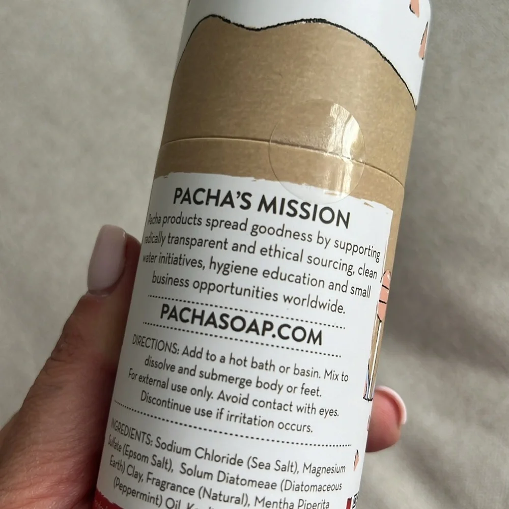 NEW- Pacha Soap Co. Candy Cane Lane Mineral Soak